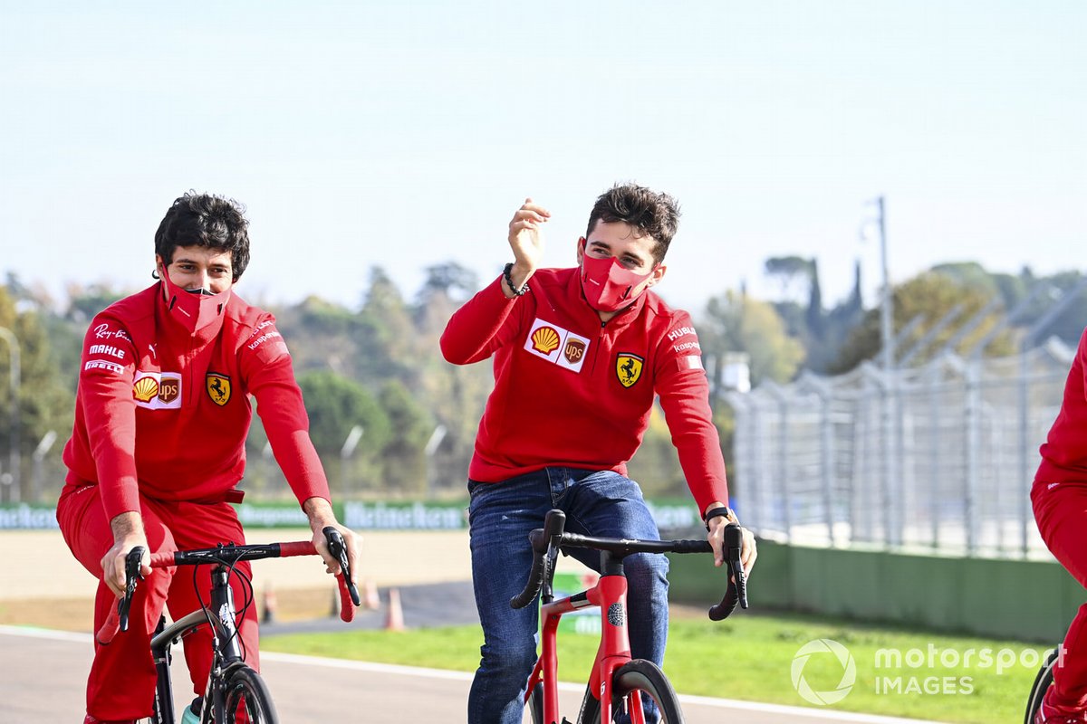Charles Leclerc, Ferrari, percorre la pista in bicicletta con i compagni di squadra