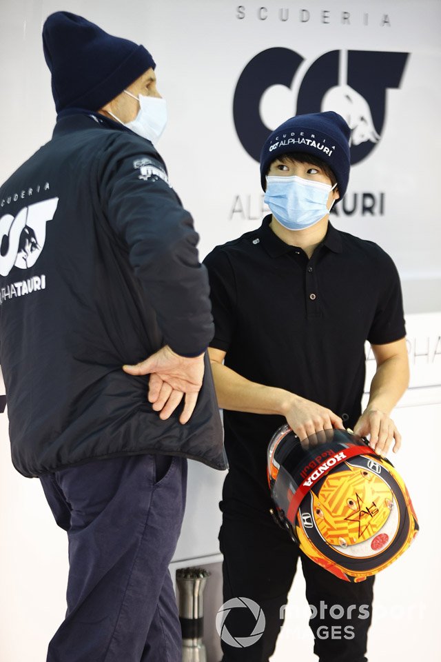 Franz Tost, Team Principal, AlphaTauri parla con Yuki Tsunoda, Honda Formula Dream Project nel garage