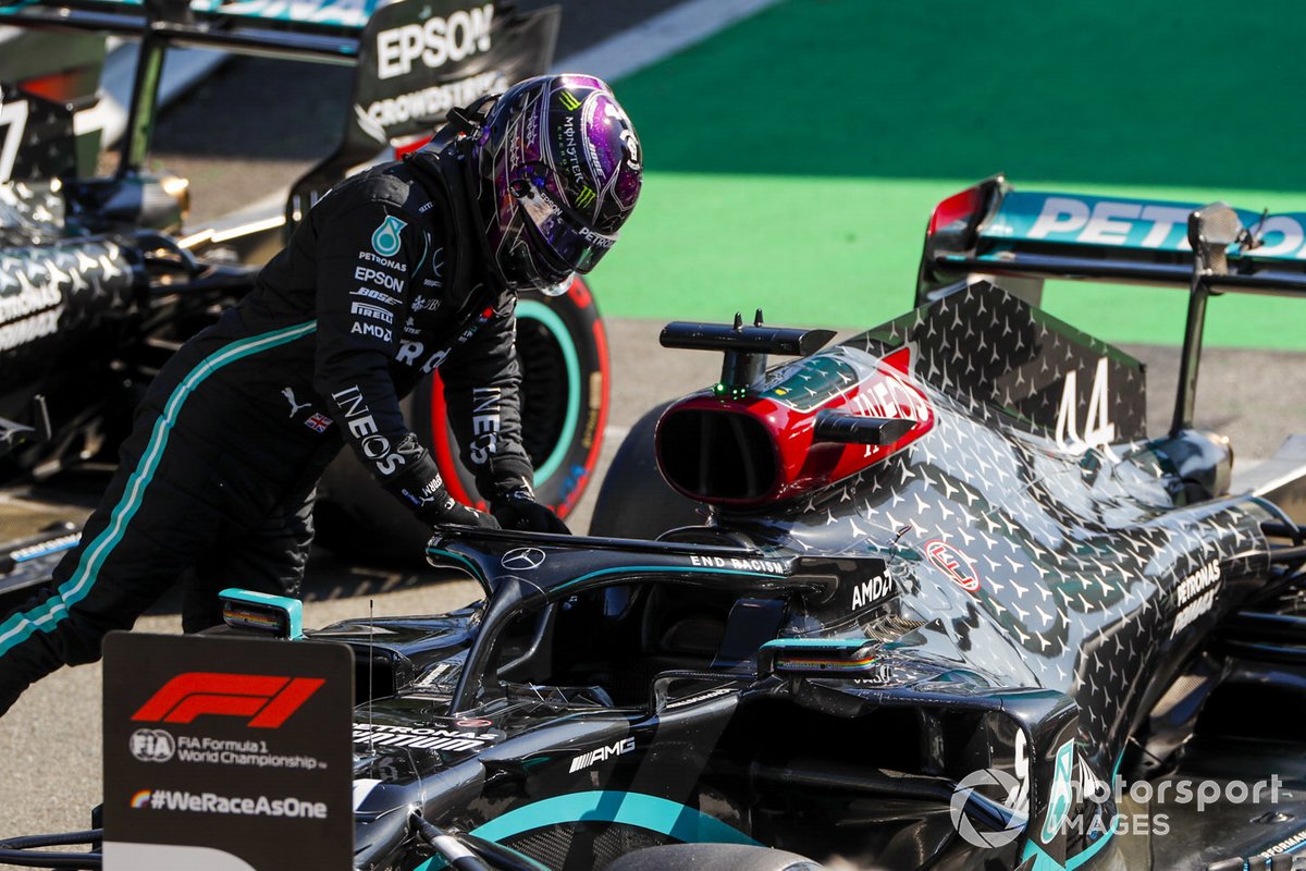 Ganador de la pole Lewis Hamilton, Mercedes-AMG F1 en Parc Ferme