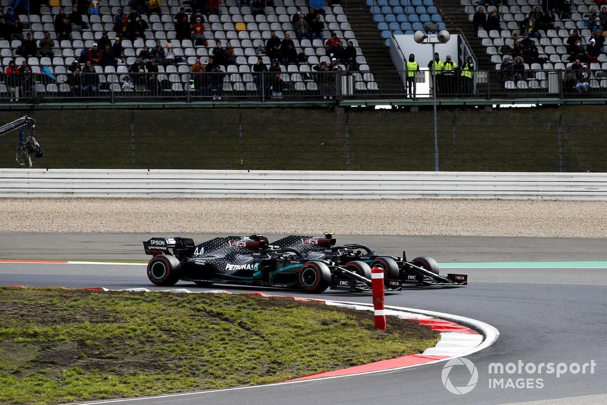 Lewis Hamilton, Mercedes F1 W11, in battaglia con Valtteri Bottas, Mercedes F1 W11, per il primo posto alla partenza della gara