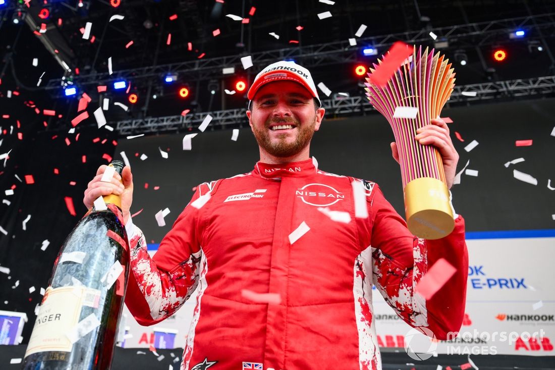 Oliver Rowland , ganador de la carrera, celebra en el podio con el equipo Nissan de Fórmula E