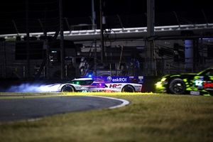 #69 GetSpeed Mercedes-AMG GT3: Anthony Bartone, Maxime Martin, Fabian Schiller, Luca Stolz se sale de la carretera con el #12 Vasser Sullivan Racing Lexus RC F GT3: Jack Hawksworth, Parker Thompson, Frankie Montecalvo, Kyle Kirkwood