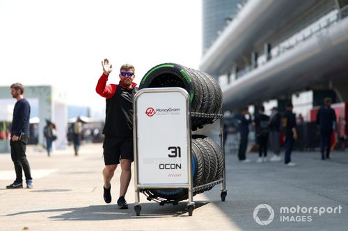 Un miembro del equipo Haas F1 en el Pitlane con un carro de neumáticos 