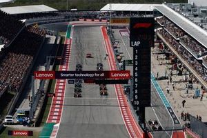 Charles Leclerc, Ferrari SF-23, Lando Norris, McLaren MCL60, se preparan para liderar la salida.