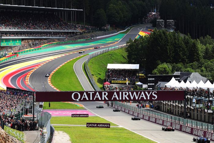 Fernando Alonso, Aston Martin AMR23, Yuki Tsunoda, AlphaTauri AT04