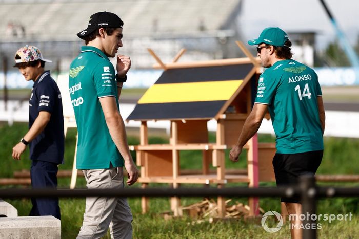 Pilotos en la curva dos Proyecto de biodiversidad Buzzin Lance Stroll, Aston Martin F1 Team Fernando Alonso, Aston Martin F1 Team 