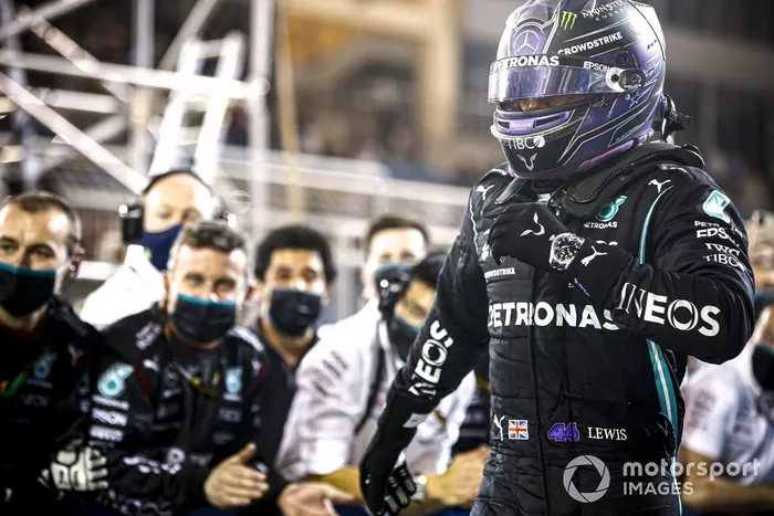 Ganador de la carrera Lewis Hamilton, Mercedes, celebra en Parc Ferme con el equipo