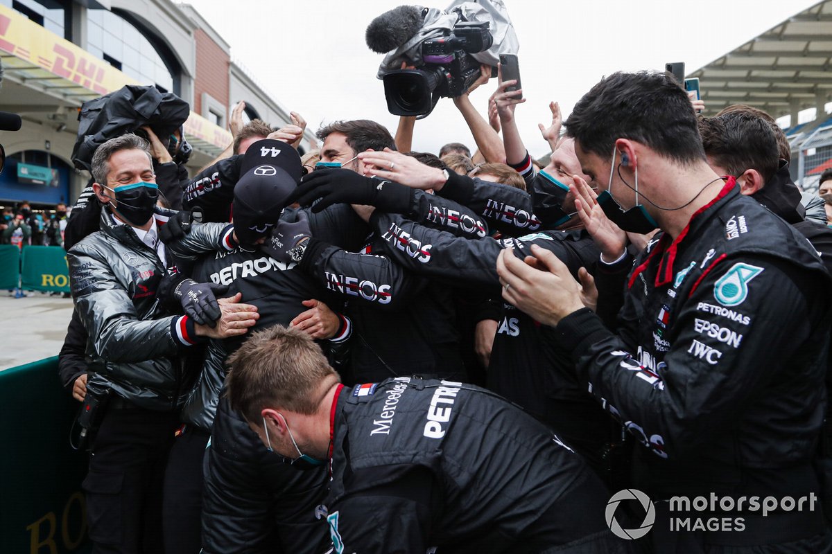 Lewis Hamilton, Mercedes-AMG F1, celebra en Parc Ferme después de asegurar su séptimo campeonato mundial