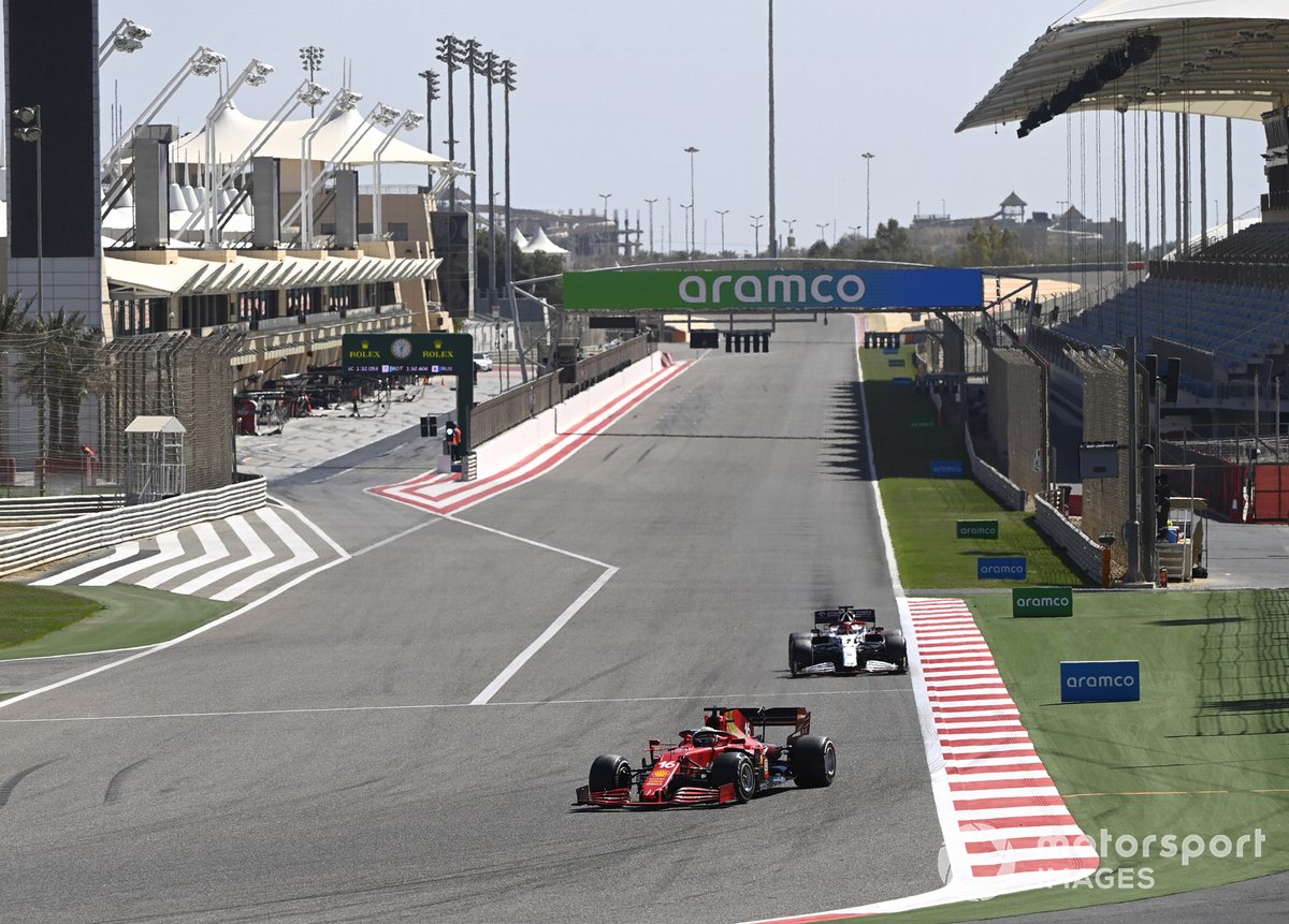 Charles Leclerc, Ferrari SF21 y Kimi Raikkonen, Alfa Romeo Racing C41