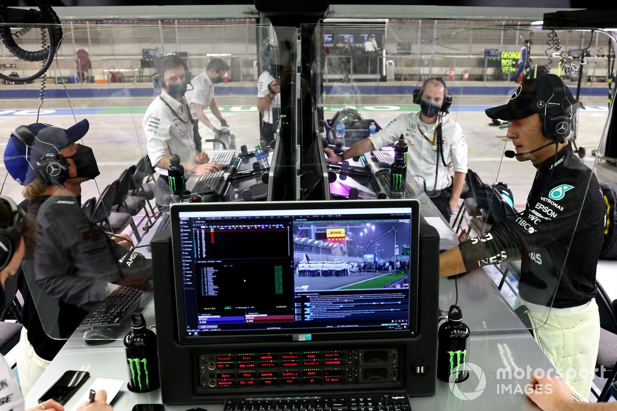 Valtteri Bottas, Mercedes-AMG F1, e George Russell, Mercedes-AMG F1, al lavoro in garage