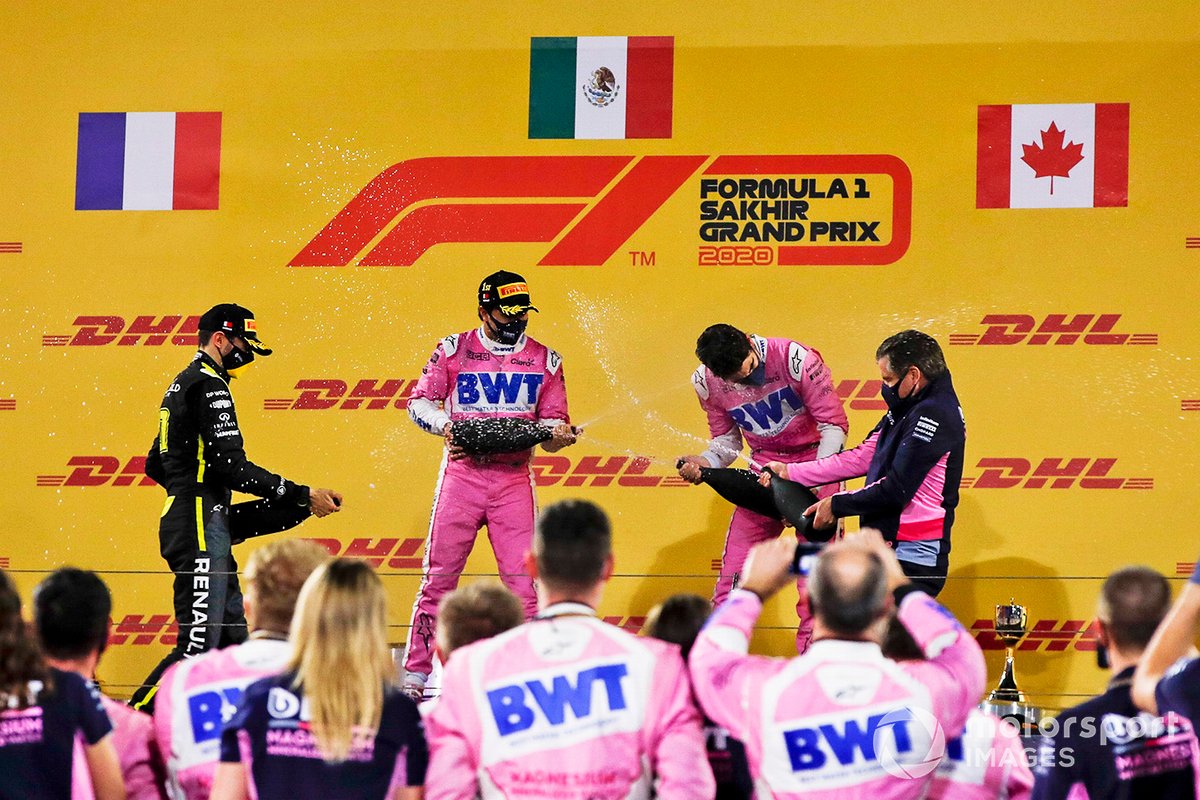 Podio: ganador de la carrera Sergio Pérez, Racing Point, segundo lugar Esteban Ocon, Renault F1, tercer lugar Lance Stroll, Racing Point, y Andy Stevenson, Director Deportivo, Racing Point