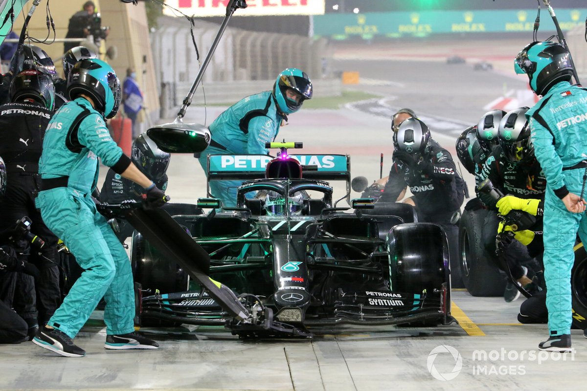 Valtteri Bottas, Mercedes F1 W11, effettua una fermata