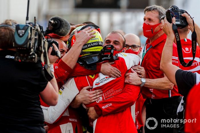 El campeón de F2 Mick Schumacher, Prema Racing celebra en Parc Ferme 