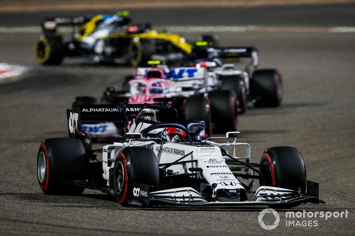 Daniil Kvyat, AlphaTauri AT01, leadsLance Stroll, Racing Point RP20, e Pierre Gasly, AlphaTauri AT01