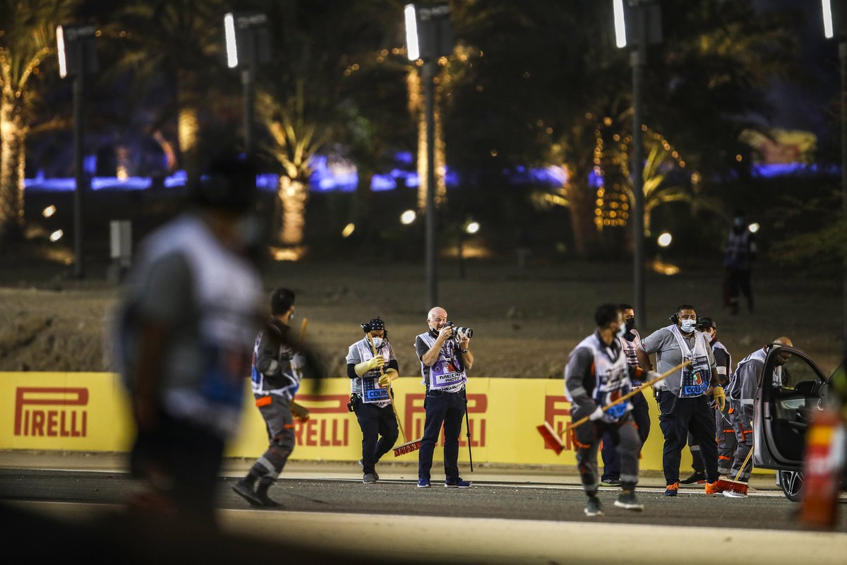 Un fotógrafo toma fotos mientras los oficiales trabajan para despejar la pista