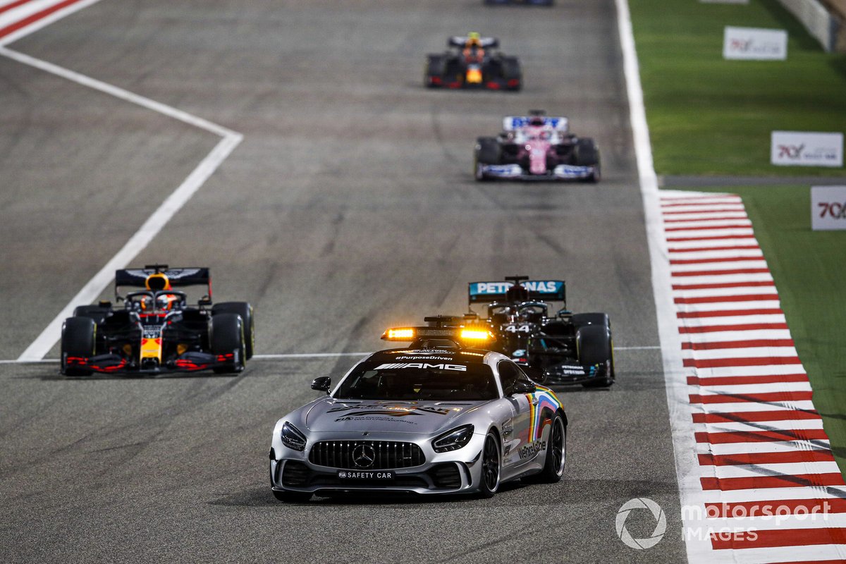 La Safety Car Lewis Hamilton, Mercedes F1 W11, Max Verstappen, Red Bull Racing RB16, e Sergio Perez, Racing Point RP20