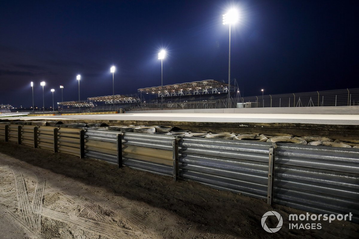 Dinding pembatas Sirkuit Internasional Bahrain yang telah diperbaiki setelah kecelakaan mengerikan Romain Grosjean, Haas