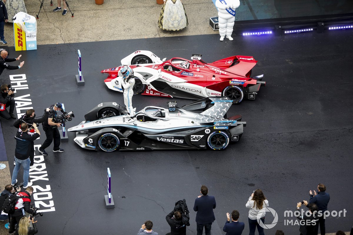 Ganador Nyck de Vries, Mercedes-Benz EQ, EQ Silver Arrow 02 celebra en Parc Ferme