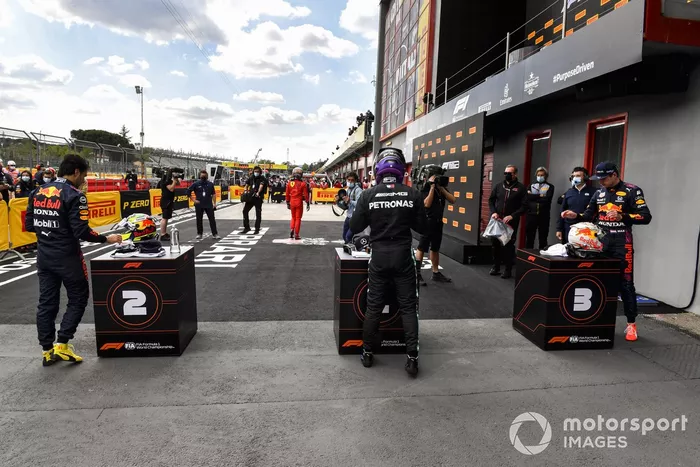 Sergio Pérez, de Red Bull Racing, el hombre de la pole, Lewis Hamilton, de Mercedes, y Max Verstappen, de Red Bull Racing, en el Parc Ferme tras la clasificación