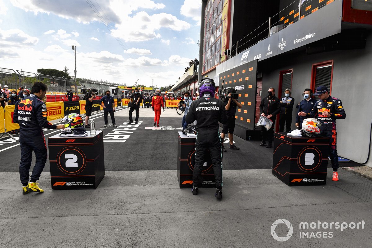 Sergio Pérez, de Red Bull Racing, el hombre de la pole, Lewis Hamilton, de Mercedes, y Max Verstappen, de Red Bull Racing, en el Parc Ferme tras la clasificación