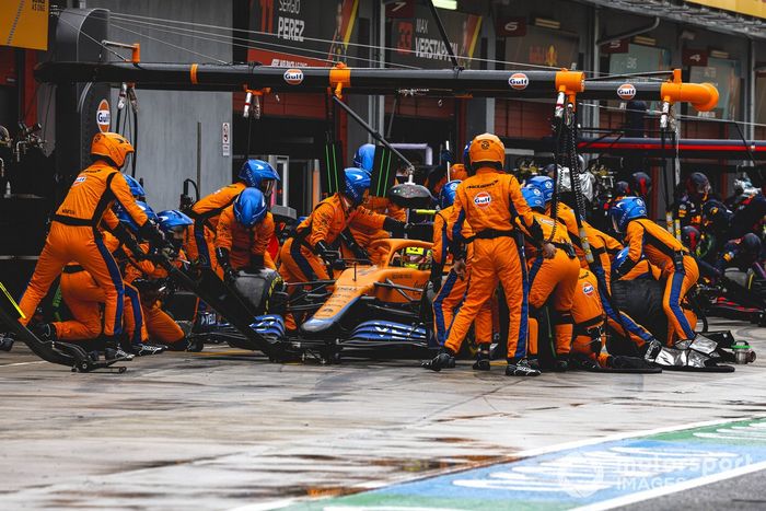 Lando Norris, McLaren MCL35M pit stop