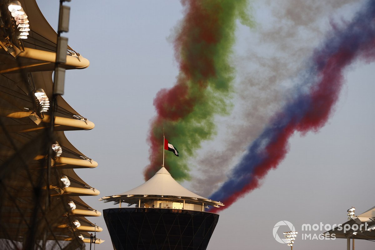 El equipo de exhibición de la Fuerza Aérea de los EAU, Al Fursan, escolta un Boeing 787 Dreamliner de Etihad sobre el circuito