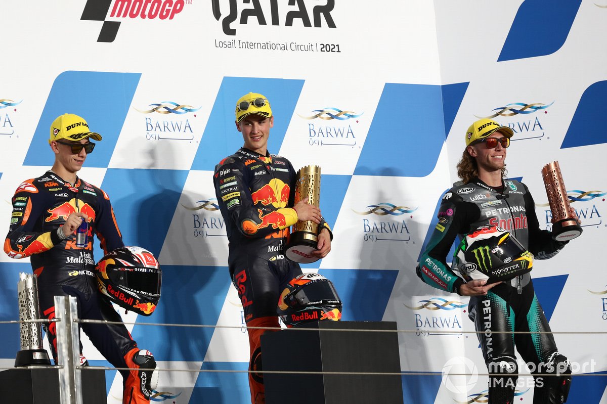 Jaume Masia, Red Bull KTM Ajo, Pedro Acosta, Red Bull KTM Ajo, Darryn Binder, Petronas Sprinta Racing, en el podio