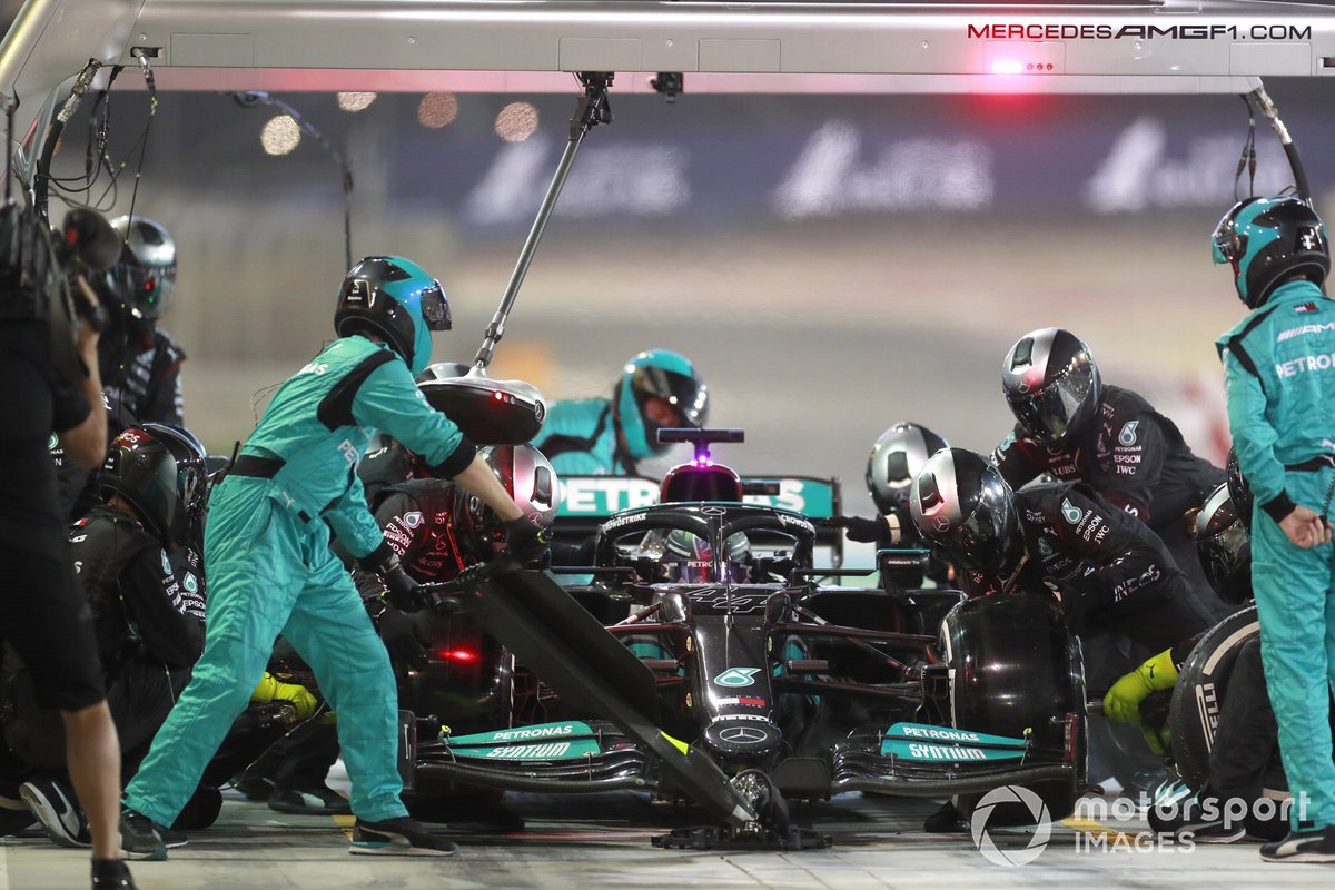 Lewis Hamilton, Mercedes W12 ai box