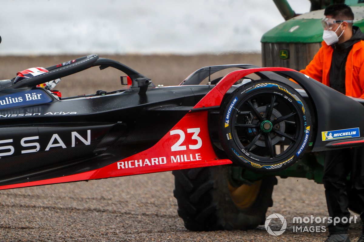 El coche de Sébastien Buemi, Nissan e.Dams, Nissan IMO2, recuperado por la grúa