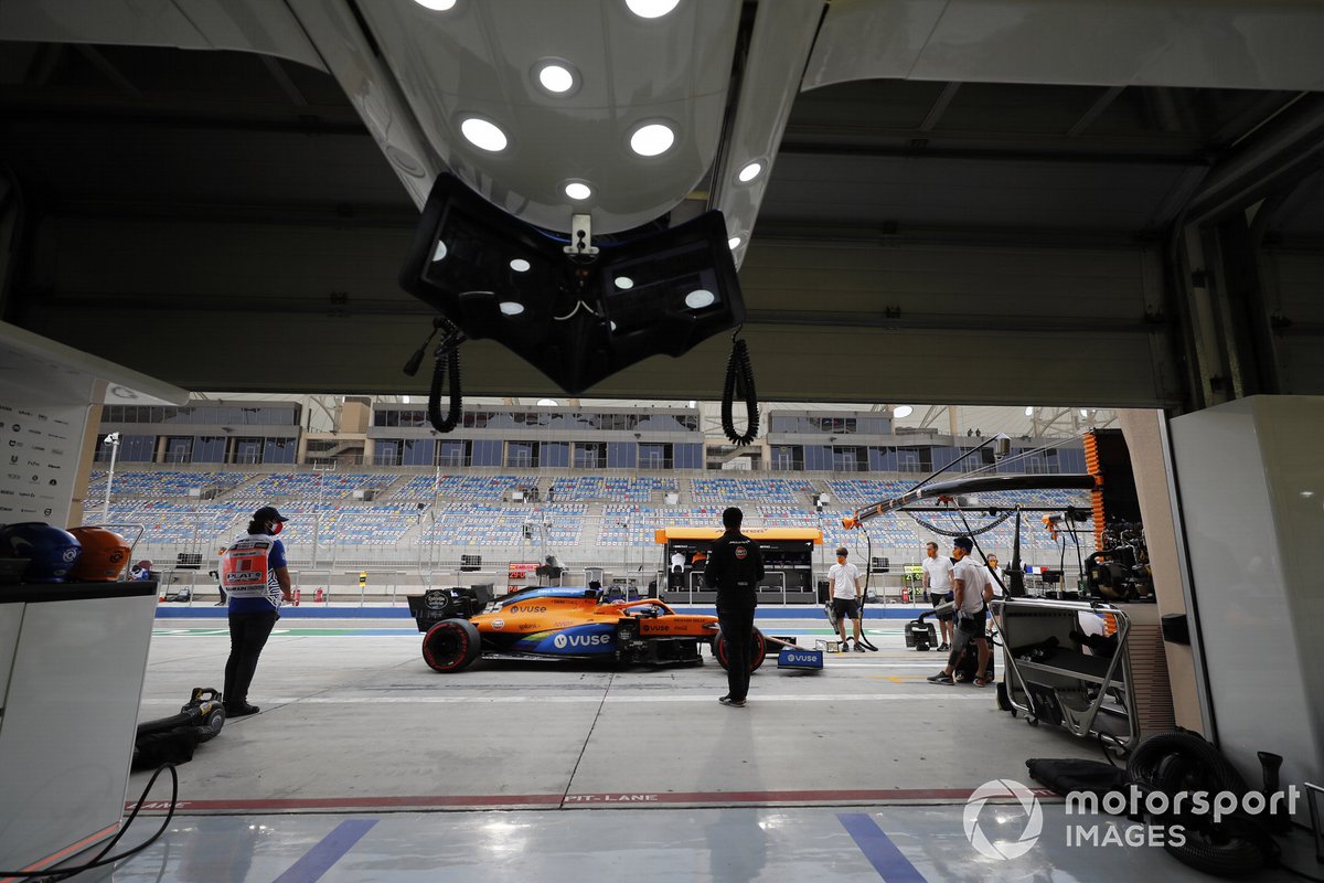 Carlos Sainz Jr., McLaren MCL35, fuori dal garage