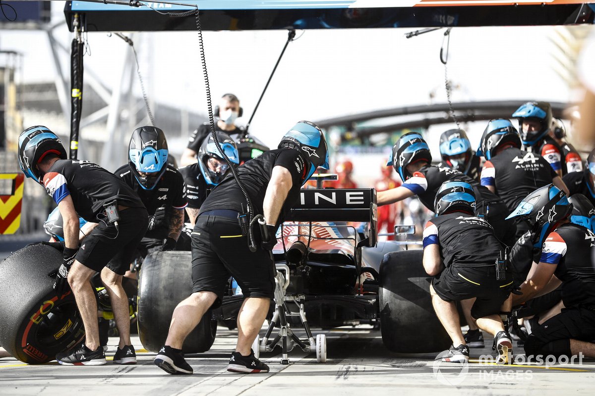 Esteban Ocon, Alpine A521, dans les stands