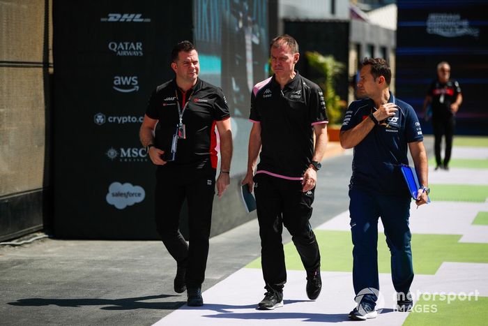 Peter Crolla, Director de Operaciones en Pista, Haas F1, Alan Permane, Director Deportivo, Alpine F1 Team y un miembro del equipo AlphaTauri.