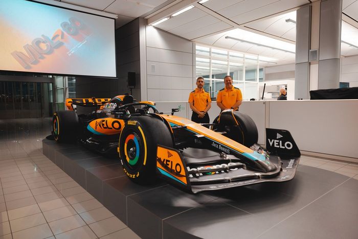 Zak Brown, CEO de McLaren Racing, Andrea Stella, Director del equipo McLaren