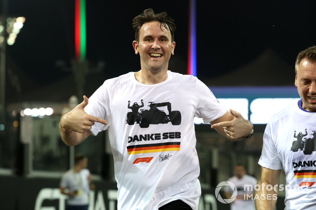 Sebastian Vettel, Aston Martin, es acompañado en una carrera alrededor del circuito por los miembros del equipo con la playera de Danke Seb como parte de su despedida en su último Gran Premio