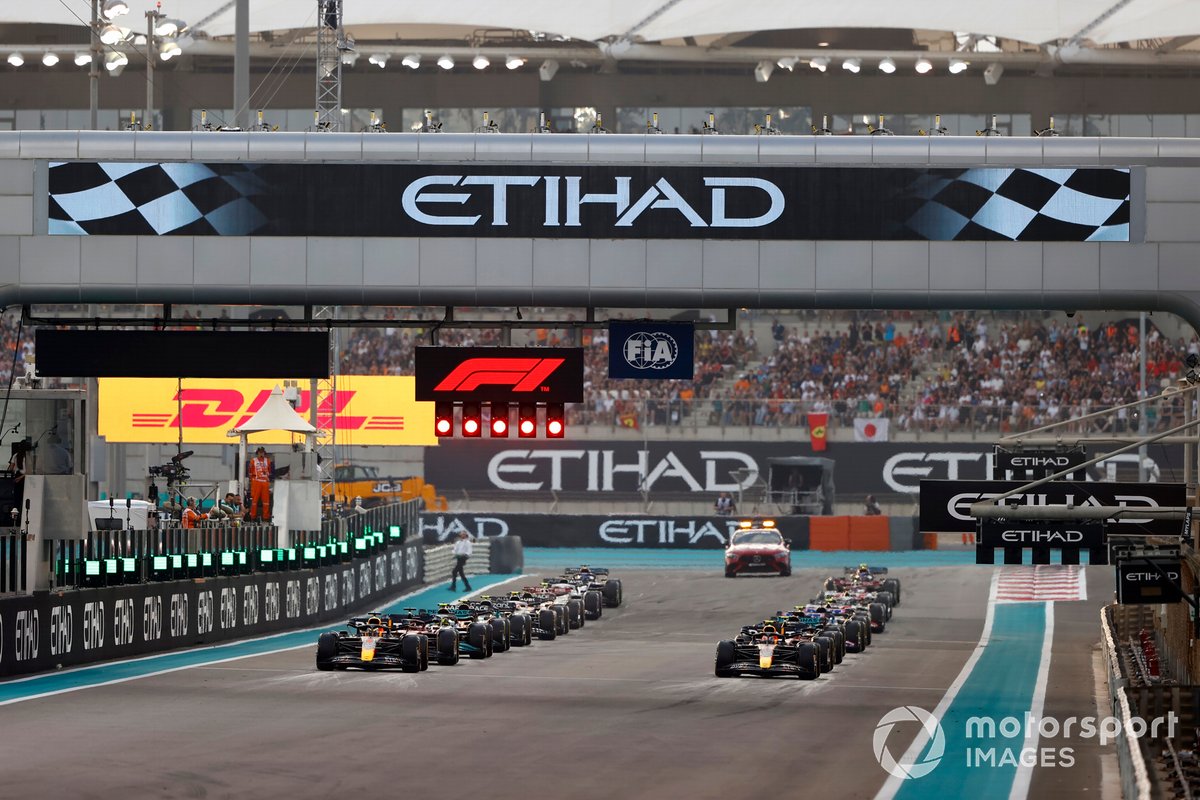 Arrancada Max Verstappen, Red Bull Racing RB18, Sergio Pérez, Red Bull Racing RB18, se preparan para liderar la salida