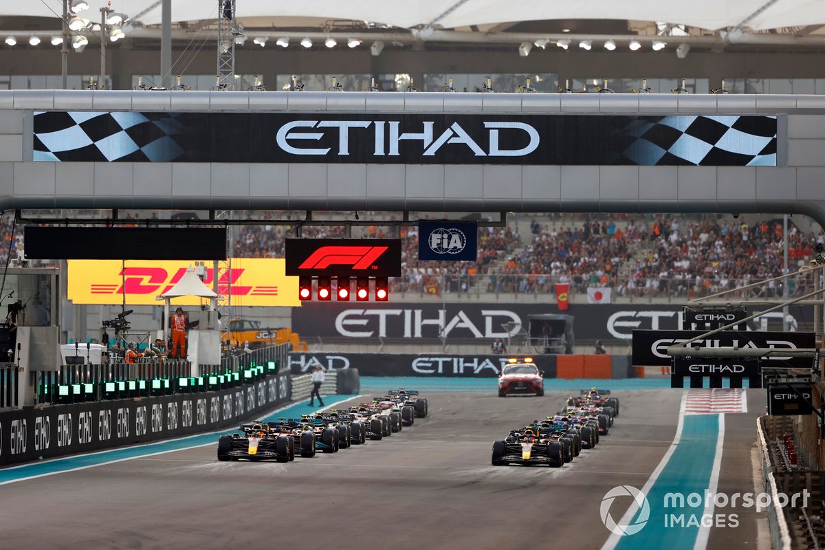 Max Verstappen, Red Bull Racing RB18, Sergio Perez, Red Bull Racing RB18, prepare to lead the field away for the start