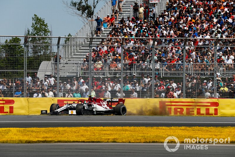 Antonio Giovinazzi, Alfa Romeo Racing C38 spins on track