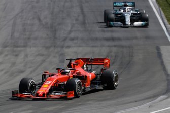 Sebastian Vettel, Ferrari SF90, voor Lewis Hamilton, Mercedes AMG F1 W10