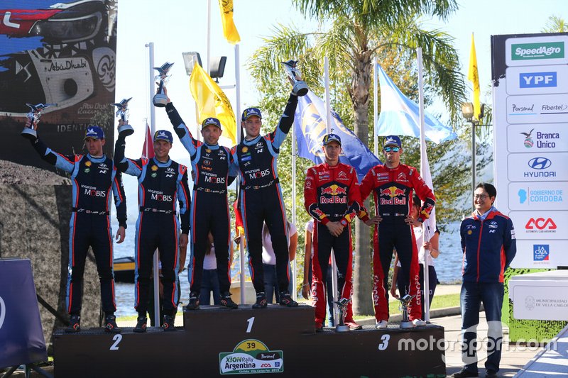 Thierry Neuville, Nicolas Gilsoul, Hyundai Motorsport Hyundai i20 Coupe WRC celebra