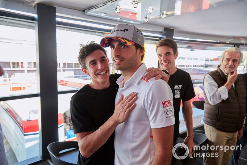 Los pilotos de MotoGP Alex y Marc Márquez con Carlos Sainz Jr, McLaren