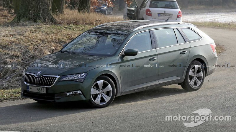 Шпигунське фото оновленого Skoda Superb 2019 року