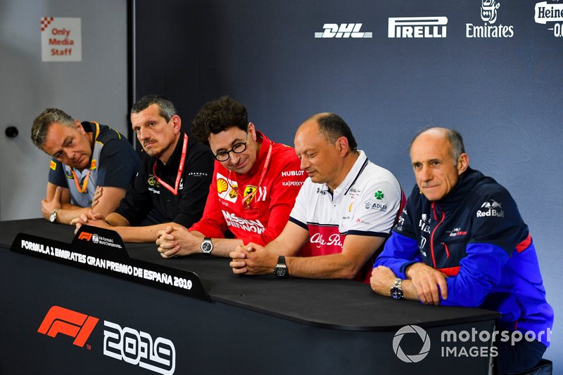 Mario Isola, gerente de carreras, Pirelli Motorsport, Guenther Steiner, director del equipo, Haas F1, Mattia Binotto, director del equipo Ferrari, Frederic Vasseur, director del equipo, Alfa Romeo Racing y Franz Tost, director del equipo, Toro Rosso, en los directores del equipo Conferencia