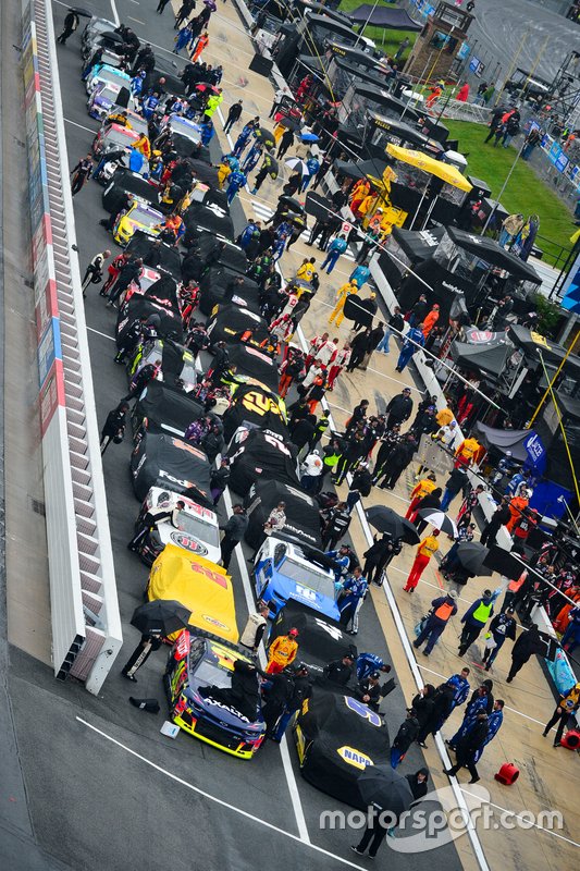 Vista general de los coches en el pit road y sus cubiertas
