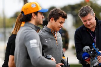 Carlos Sainz Jr., McLaren and Lando Norris, McLaren ve Natalie Pinkham, Sky TV ve David Croft, Sky TV , SKY TV mücadelesinde