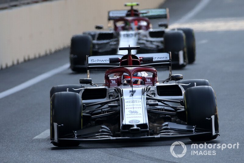 Kimi Raikkonen, Alfa Romeo Racing C38, precede Antonio Giovinazzi, Alfa Romeo Racing C38