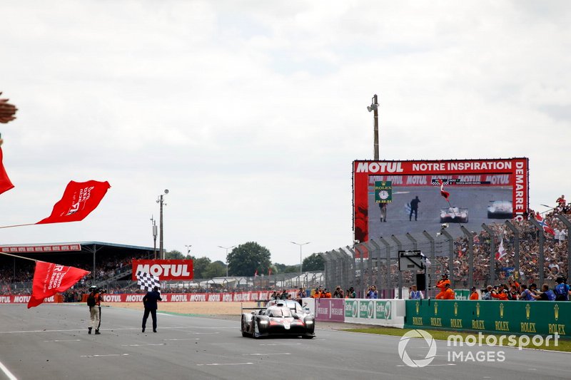Bandera a cuadros para el #8 Toyota Gazoo Racing Toyota TS050: Sébastien Buemi, Kazuki Nakajima, Fernando Alonso