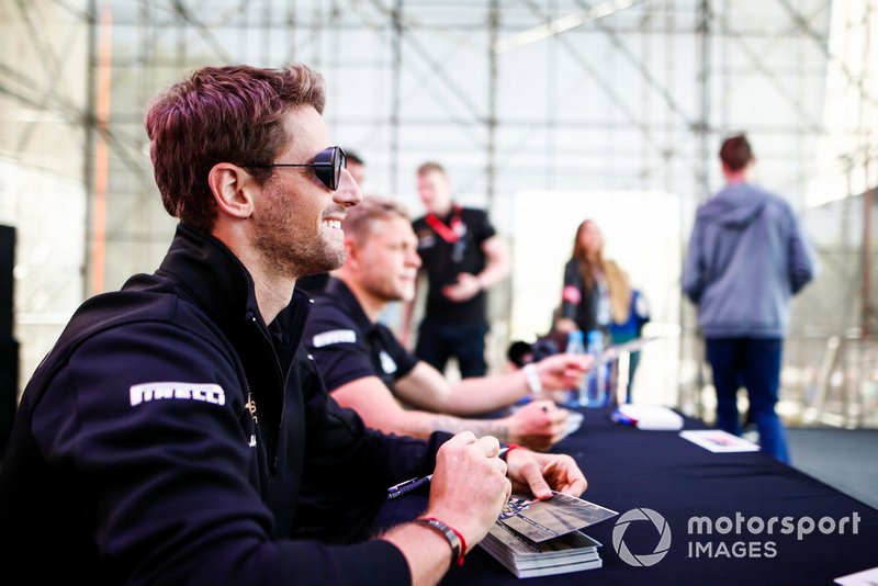Romain Grosjean, Haas F1, firma autografi ai tifosi