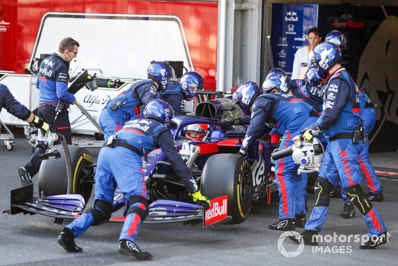 Daniil Kvyat, Toro Rosso STR14 siendo empujado al garaje después de retirarse de la carrera