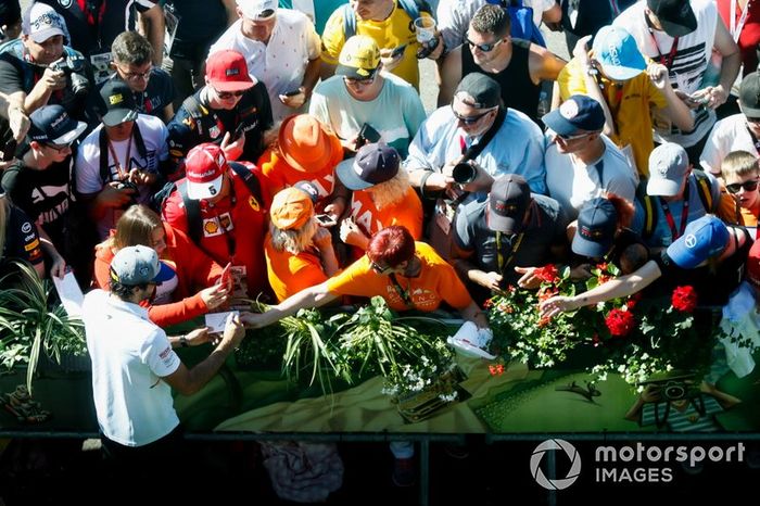 Carlos Sainz Jr., McLaren, firma autógrafos a los fans