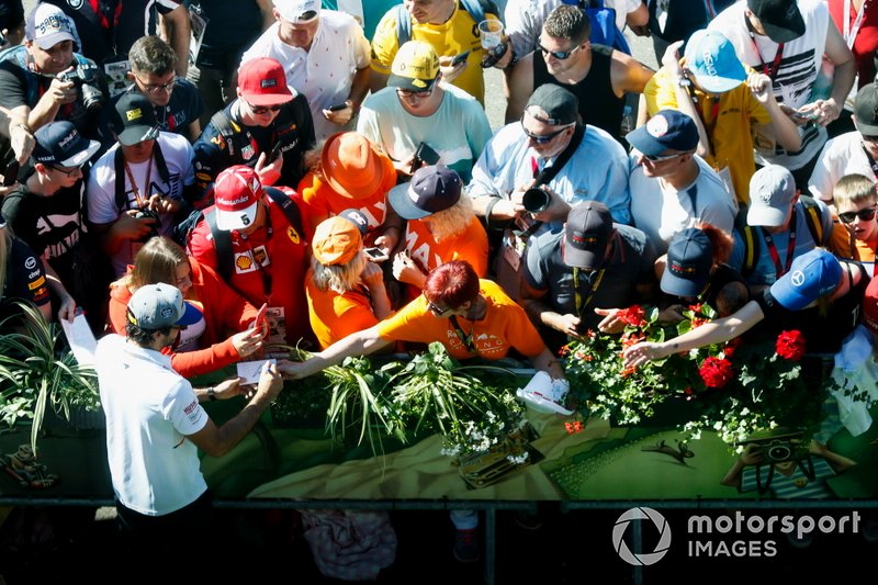 Carlos Sainz Jr., McLaren, firma autógrafos a los fans